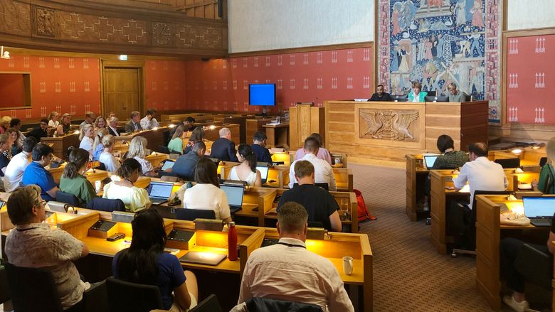 Et solid flertall i Oslo bystyre stemte for økt kostnadsramme for Fornebubanen. <i>Foto:  Tia Karlsen</i>