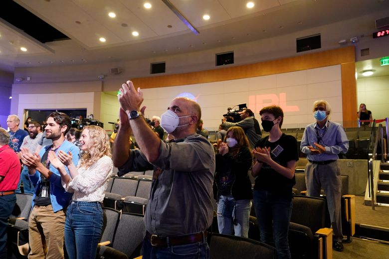 Deltakerne på NASA Jet Propulsion Laboratory applauderer etter presentasjonen som viste nye bilder tatt fra James Webb Space Teleskopet i forrige uke. <i>Foto:  Marcio Jose Sanchez/AP/NTB</i>