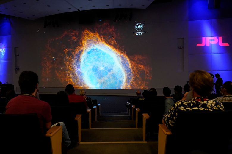 Et bilde av stjernetåke, tatt fra James Webb-romteleskopet, vises under en pressekonferanse på NASA Jet Propulsion Laboratory i forrige uke. Man har store forventninger til James Webb-teleskopets muligheter. <i>Foto:  Marcio Jose Sanchez/AP/NTB</i>