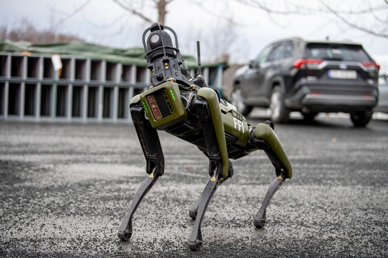 Forsvarets forskningsinstitutt i Narvik presentere robothunden Freke under bransjedagen i mars i år. Ny teknologi og digitalisering vil prege verden framover, men det er viktig at folk får innsikt og tillit til ny teknologi, understreker australske forskere. <i>Foto:  Annika Byrde/NTB</i>