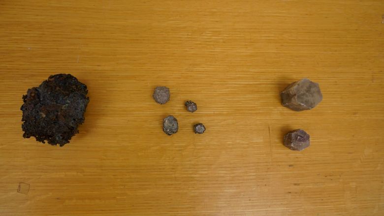 Pseudomorfoser: Det opprinnelige mineralet ligger helt til høyre. I midten er det erstattet av et annet mineral (det til venstre), men har beholdt formen til det opprinnelige mineralet. <i>Foto:  Elina Melteig/UiO</i>