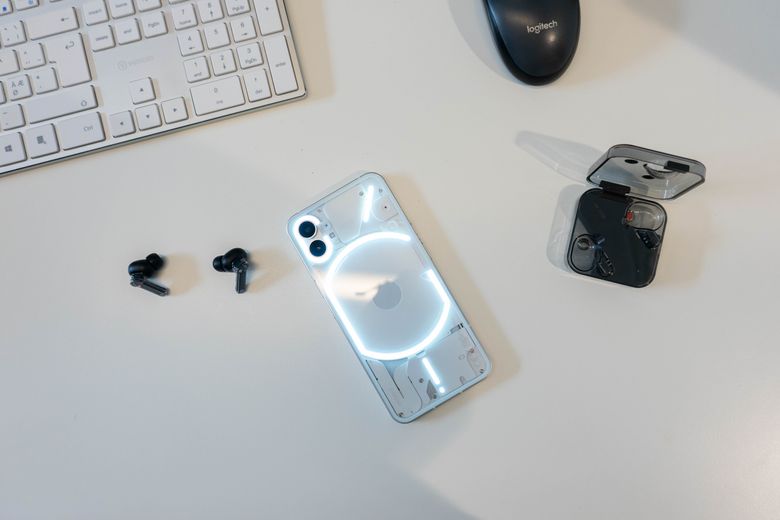 Nothing-telefonen har et moderne minimalistisk design. Selskapet bruker gjennomsiktighet som designspråk, noe man også ser i øreproppene fra selskapet. <i>Foto: Oskar Hope-Paulsrud</i>