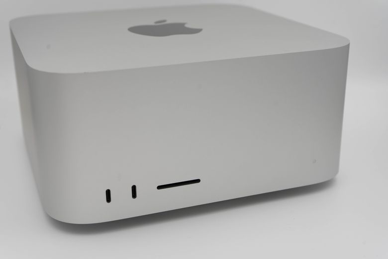 Fremsiden av Mac Studio har to Thunderbolt 4 porter og en minnekortleser som støtter SDXC (UHS-II). Den billigere maskinen med M1 Max (ikke Ultra) har USB-C 0 Gbps-porter i stedet for Thunderbolt. <i>Foto: Oskar Hope-Paulsrud</i>