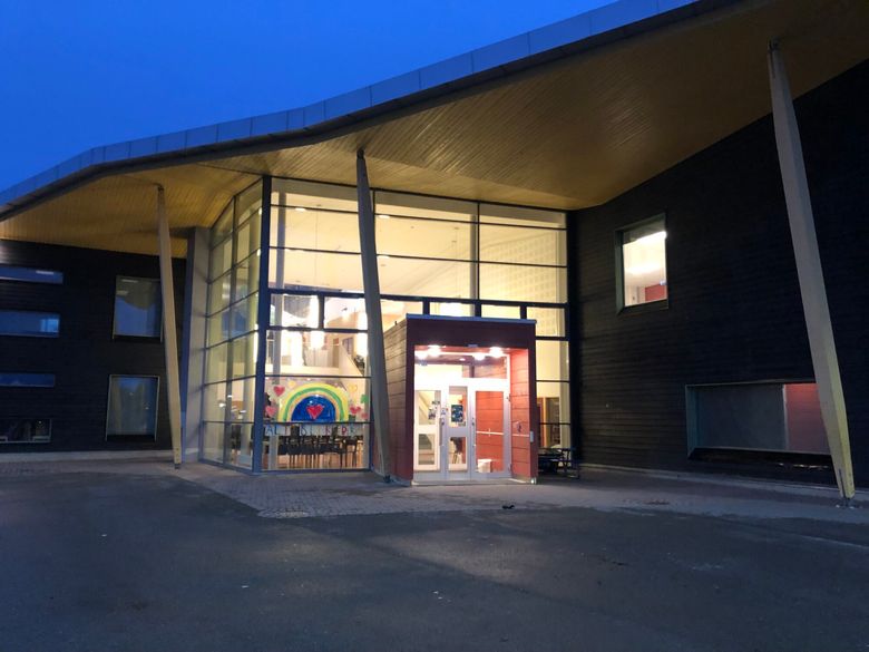 Lave lysnivåer i høst og vintermånedene, som her ved Fagereng skole i Tromsø, reduserer eksponering for naturlig blått lys og gjør bruk av kunstig lys nødvendig. Arkitekter: Arkitektlaget og HMXW arkitekter <i>Foto:  Solvår Wågø/Sintef</i>