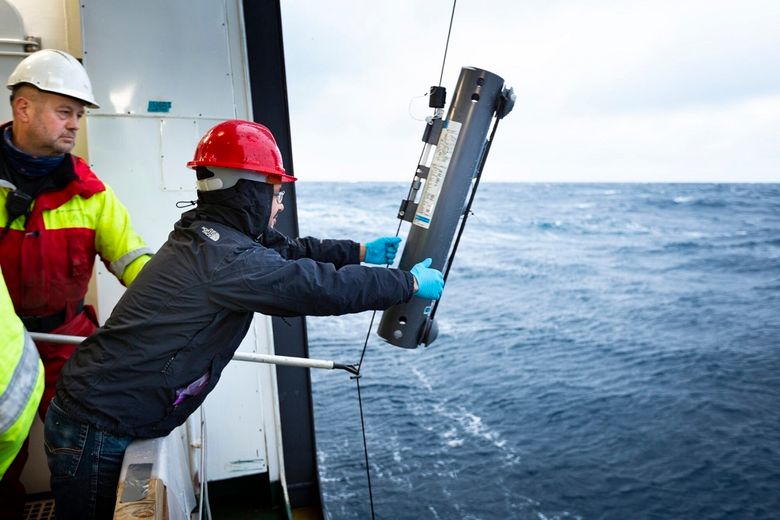 Nicolas Sanchez (t.h.) gjør klar en spesiell innsamler av vannprøver som forskere tar for å studere kvikksølv og andre metallkonsentrasjoner i Barentshavet. <i>Foto:  Christian Morel/Gemini</i>