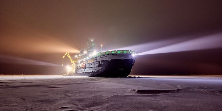Tidligere undersøkte ikke forskerne det som skjer i Arktis under mørketida fordi det er for vanskelige arbeidsforhold. Men det siste tiåret har forskere våget seg ut i dette miljøet og har kommet opp med overraskende funn. Norges isbryter «Kronprins Haakon» har siden 2017 vært et viktig redskap i forskningen. <i>Foto:  Robin Hjertenes/Gemini</i>