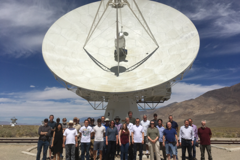 COMAP-forskerne foran teleskopet i 2018. <i>Foto:  Privat</i>