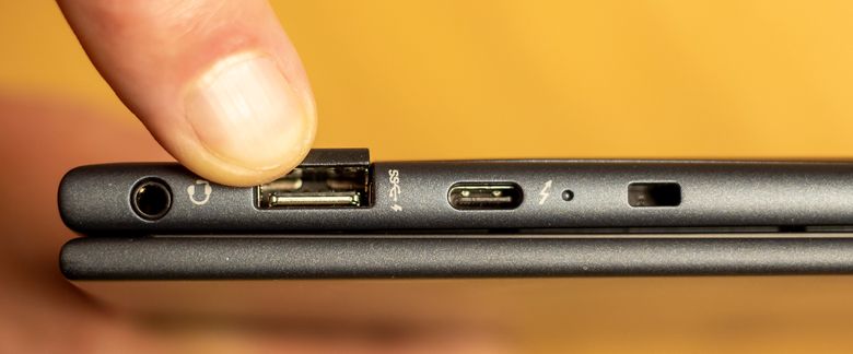 Venstre porter: Foruten en HDMI 2.0-port og en Thunderbolt med USB4-spesifikasjoner (USB-C) finner vi et spor til et SIM-kort. PC-en kan fås med 4G eller 5G modem. <i>Foto:  Are Thunes Samsonsen</i>
