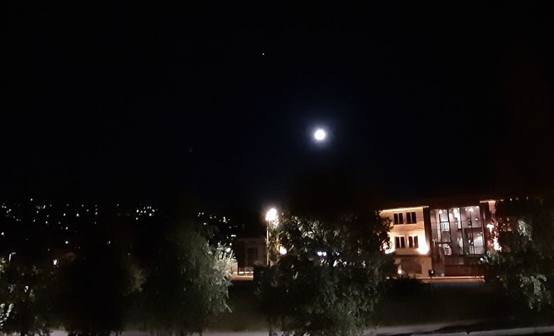 Nå i oktober og fremover lyser Jupiter klart og tydelig på kvelden og på nattehimmelen. Dette bildet er tatt 9. oktober fra Gamle Oslo med et litt dårlig mobilkamera, og Jupiter ses tydelig ovenfor og litt til venstre for månen. Til tross for lysforurensing fra storbyen er planeten godt synlig. <i>Foto:  Gunn Kristin Tjoflot/UiO</i>