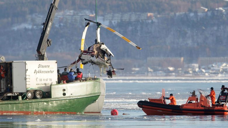 I januar 2010 omkom fire personer da et R44 styrtet i havnebassenget utenfor Horten. Her tyder det på at flygeren mistet kontrollen da han stoppet opp i hover i tett tåke. <i>Foto:  NTB</i>