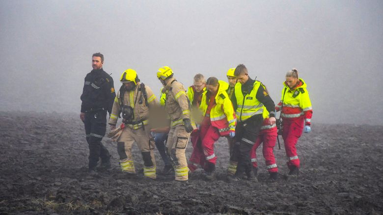 Det var en mann og en kvinne i 60-årene som omkom i helikopterulykken i Verdal, melder TV 2. Én ble alvorlig skadd. Helikopteret styrtet på et jorde. <i>Foto:  Jørgen Haug / NTB</i>