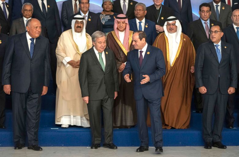 FNs generalsekretær Antionio Guterres sammen med Egypts president Abdel Fattah El-Sisi på klimatoppmøtet i Sharm el-Sheik mandag. <i>Foto:  Nariman El-Mofty/AP/NTB</i>