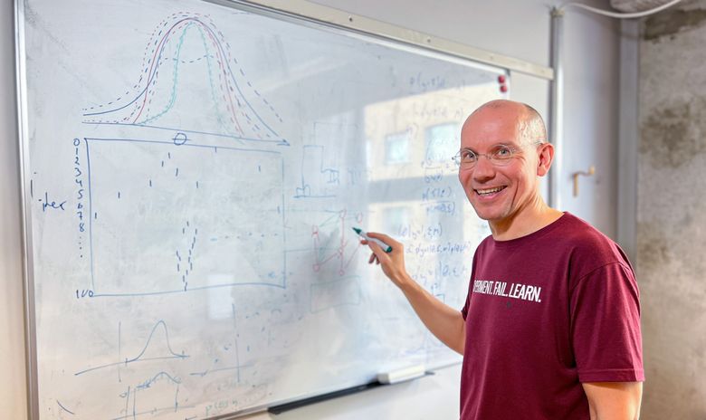 Jukka Corander avslører den genetiske utviklingen til farlige bakterier ved å knuse store datamengder med nye algoritmer og nye statistiske metoder. <i>Foto:  Mona Mehus/UiO</i>