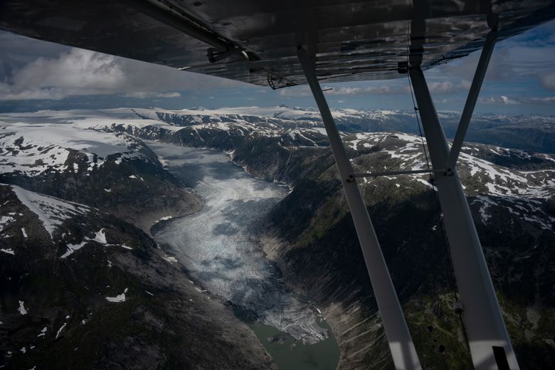 En brearm sett fra Garrett Fishers fly da han var i Norge i sommer. <i>Foto:  Bram Janssen</i>