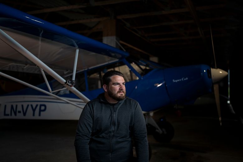 Garrett Fisher foran flyet sitt i en hangar på Voss i begynnelsen av august i år. <i>Foto:  Bram Janssen</i>