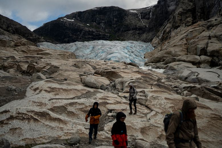 Turister på Nigardsbreen, som har blitt nesten 3 kilometer kortere de siste hundre årene. <i>Foto:  Bram Janssen</i>