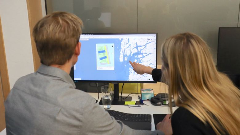 Jan-Tore Horn og Helene Margrethe Bøhler i Vind Technologies viser fram et eksempel på et havvindprosjekt ved Utsira i programvaren Vind. <i>Foto:   Sara Engesvik</i>
