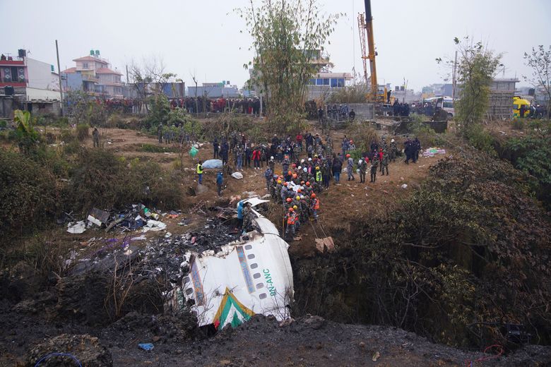 Redningsmannskaper har funnet de såkalte svarte boksene, det vil si ferdsskriveren og taleregistratoren, fra flyet som styrtet i Nepal <i>Foto:  AP/NTB</i>