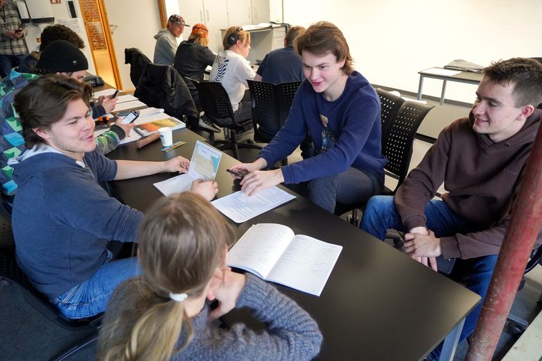 – Miljøet i klassen og på skolen har vært helt fantastisk, sier Sander Joa (i midten). Til høyre sitter Bjørnar Indrebø, Pia Sømme sitter med ryggen til, og Bjørn Eirik Drarvik sitter ved siden av henne. <i>Foto:  Thomas Førde</i>
