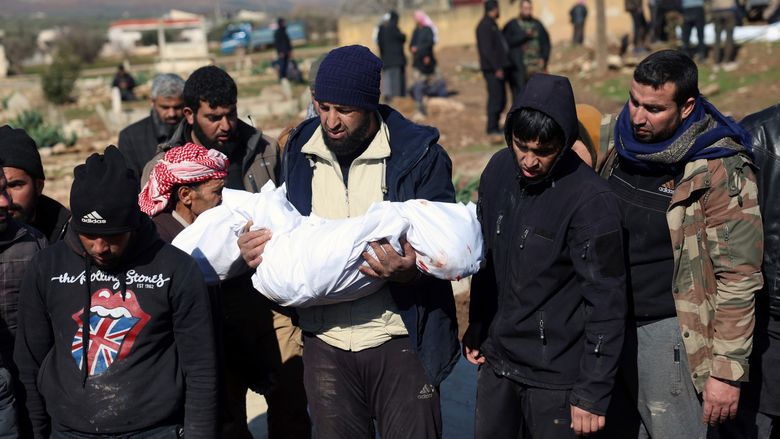 Sørgende begraver familiemedlemmer er etter jordskjelvene. <i>Foto:  Ghaith Alsayed</i>