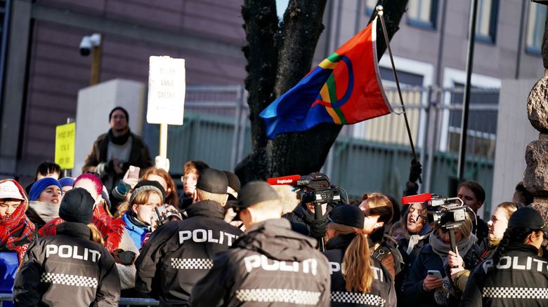 Politiet forbereder fjerning av demonstrantene utenfor Finansdepartementet tirsdag morgen. <i>Foto:  Eirik Helland Urke</i>