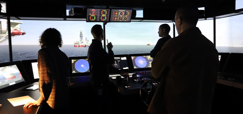 Krengar skipet? Kaptein Odd Sveinung Hareide tek kontakt med maskinrommet. <i>Foto:  Eli Anne Tvergrov/NTNU</i>