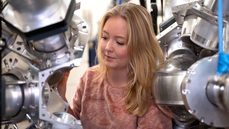 Fra høsten starter nye studieprogrammer i kjernefysikk og nukleærteknologi ved UiO. Her er masterstudent Elise Martinsen i arbeid på laboratoriet. <i>Foto:  Magali Courtade/UiO</i>