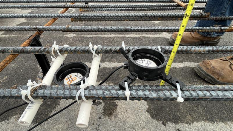 Sensoren, som måler og logger data om betongstyrken, er ifølge forskere ved Purdue University mer presis enn anslag basert på laboratorietester. <i>Foto:  Purdue University</i>