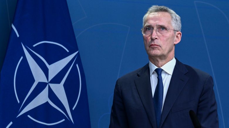 Natos generalsekretær Jens Stoltenberg advarer medlemslandene mot å slutte opp om FN-traktaten som forbyr atomvåpen og viser til at slike våpen inngår i forsvarsalliansens strategiske konsept. <i>Foto:  TT/AP/NTB</i>