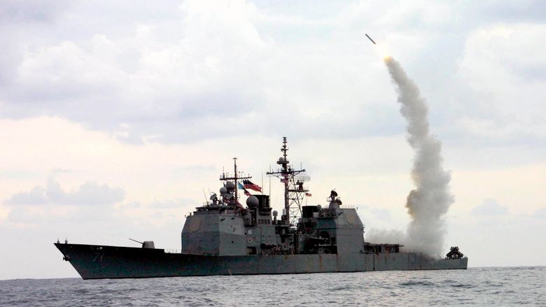 En Tomahawk-rakett blir avfyrt fra det amerikanske marinefartøyet USS Cape St. George i Middelhavet. Rakettene kan utstyres med atomstridshode og nå mål opptil 2.500 kilometer unna. <i>Foto:  US Navy/AP/NTB</i>