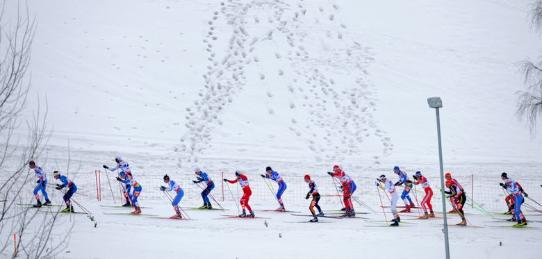 Forsker Erik P. Andersson tror at diagonalgang med god festesmurning vil gå raskere for mange enn å stake med blanke ski. <i>Foto:  Jens Meyer/AP/NTB</i>