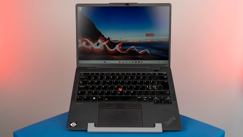 På grunn av Arm-prosessoren har Lenovo ThinkPad X13s lang batteritid, men dårligere programvarestøtte enn tilsvarende maskiner som har en x86-prosessor  <i>Foto: Oskar Hope-Paulsrud</i>