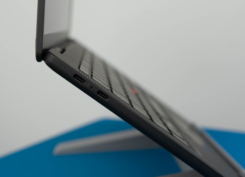To USB-C porter er det Lenovo ThinkPad X13s har av innganger på venstre side. Den øverste porten brukes også til lading. <i>Foto:  Oskar Hope-Paulsrud</i>