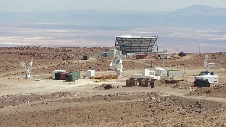 I den øde Atacamaørkenen ligger flere teleskoper, blant annet Atacama Cosmology Telescope, som Næss har brukt i søket etter planet ni. Bildet er noen år gammelt. <i>Foto:  Mark Devlin/Wikimedia Commons CC BY-SA 4.0</i>