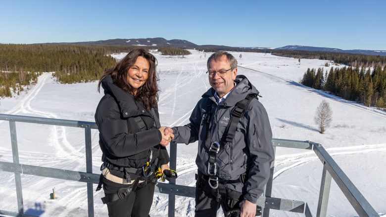 Telenor Norge-direktør, Birgitte Engebretsen, og FFI-direktør, Kenneth Ruud, forseglet avtalen mellom partene 24 meter over bakken med et fast håndtrykk i en 5G-mast på Hærens hovedbase på Rana.