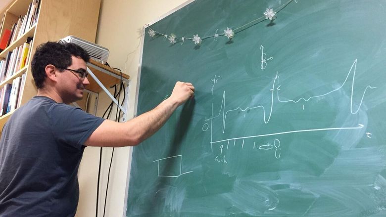 – Med vår teknikk kan vi studere elektronenes bevegelser dobbelt så lenge som tidligere, forteller Antoine Camper. <i>Foto:  Lillian Smestad/UiO</i>
