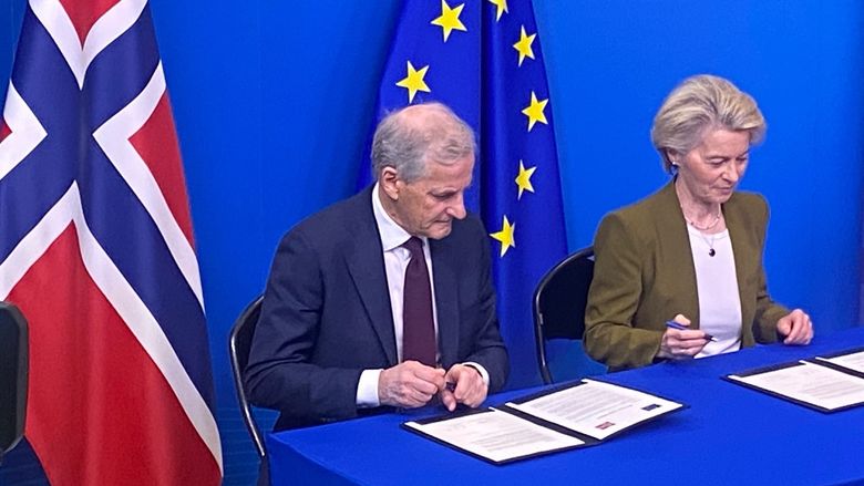 Statsminister Jonas Gahr Støre og EU-kommisjonens president Ursula von der Leyen undertegnet i april avtalen om den grønne alliansen. <i>Foto:  Alf Ole Ask</i>