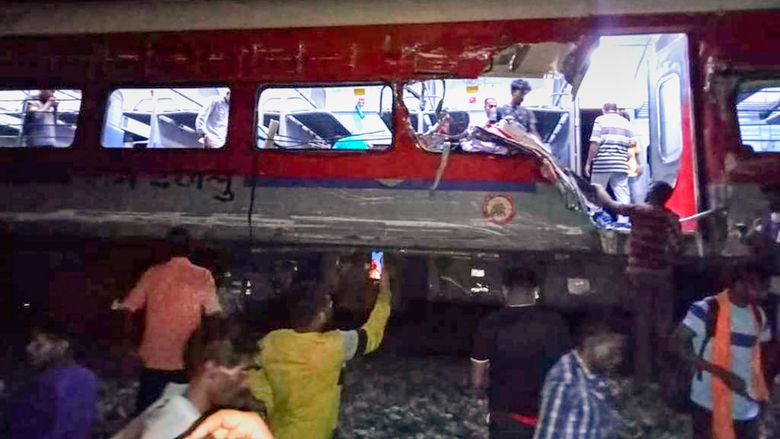 To passasjertog sporet av i distriktet Balasore i delstaten Odisha øst i India fredag. <i>Foto:  AP / NTB</i>
