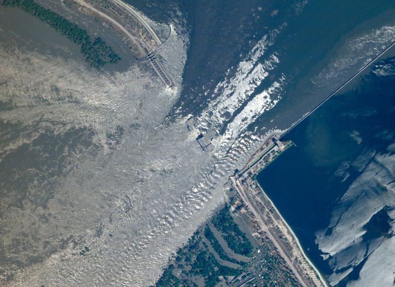 Satellittbilder viser skadene på demningen ved Kakhovka-reservoaret og Kakhovka-vannkraftverket. <i>Foto:  Planet Labs PBC via AP / NTB</i>