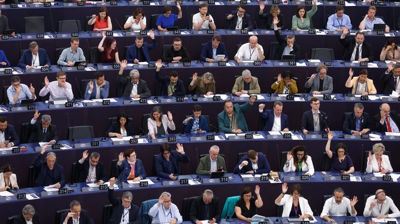 EU-parlamentet i Strasbourg vedtar nye retningslinjer som skal regulere bruken av kunstig intelligens. <i>Foto:  Jean-François Badias/AP/NTB</i>