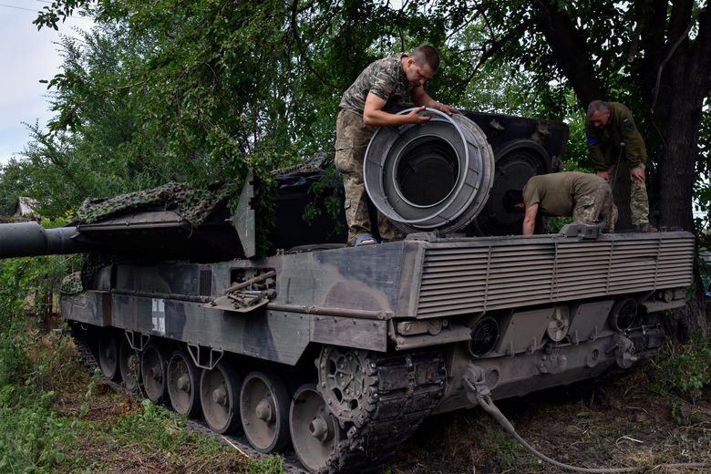 Ukrainske soldater reparerer en tysk Leopard-stridsvogn i Zaporizjzja-området. <i>Foto:  Andriy Andriyenko/AP/NTB</i>