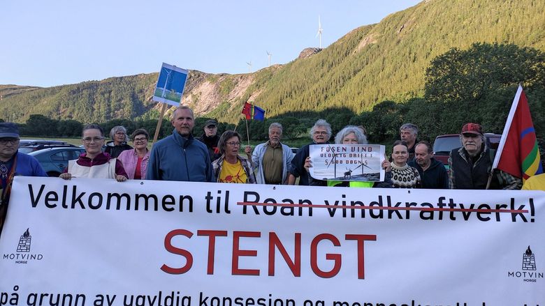 Aksjonister fra Motvind Norge og Naturvernforbundet i Trøndelag blokkerer begge veiene inn til Roan vindkraftverk, og nekter å slippe forbi drift- og vedlikeholdspersonell. <i>Foto:  Motvind Norge</i>