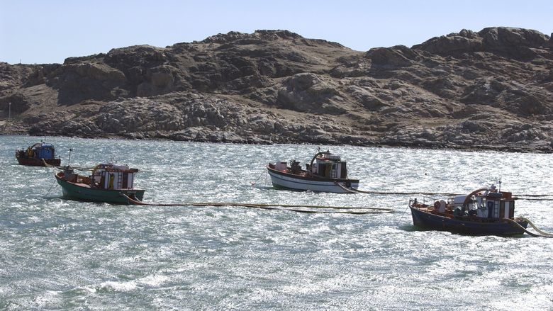 Båter benytter slanger til å tråle etter diamanter i den namibiske havnebyen Lüderitz. Nå vil gruveindustrien gå på dypet av verdenshavene i jakten etter nye mineraler. <i>Foto:  Per Løchen/NTB</i>