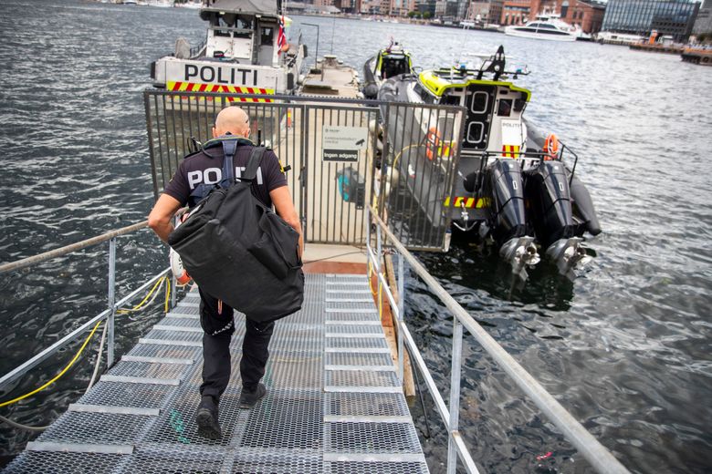 Politibetjenten Terje på vei om bord i forbindelse med et hasteoppdrag. <i>Foto:  Frederik Ringnes/NTB</i>