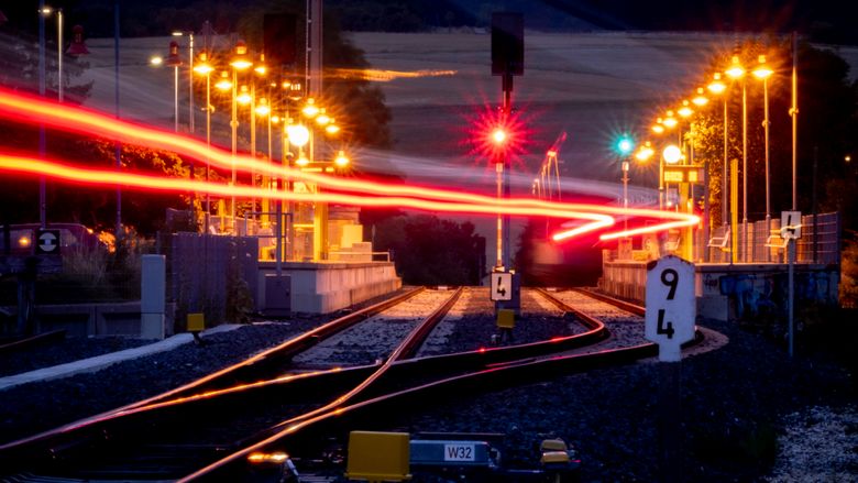 Nattog er på vei tilbake på Europas jernbanenett. Men det er flere hindre på veien før tog med sovekupé kan konkurrere med lavprisbilletter på fly. <i>Foto:  Michael Probst/AP/NTB</i>