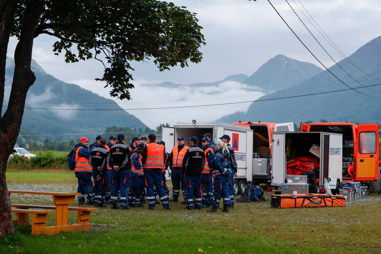 Sivilforsvaret bidro også i Vistdalen i Molde kommune etter at det gikk flere jordskred søndag. <i>Foto:  Frederik Ringnes/NTB</i>