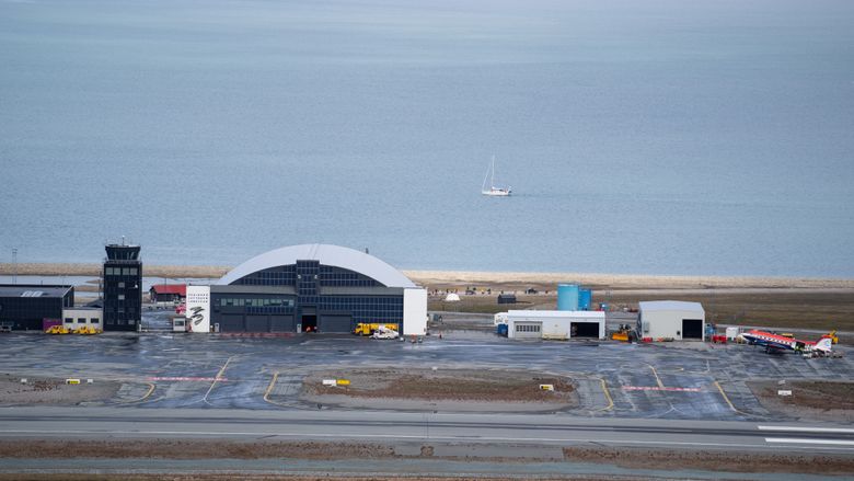 Svalbard lufthavn var den varmeste stasjonen med en gjennomsnittstemperatur på 10,1 grader. <i>Foto:  Eirik Helland Urke</i>