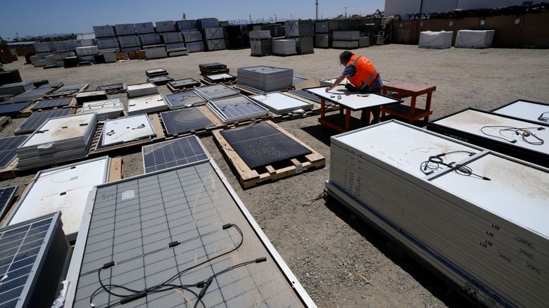 Et brukt solcellepanel sjekkes av Dwight Clark, en av de ansatte ved We Recycle Solar i Yuma i delstaten Arizona. Anlegget får inn kasserte paneler fra en rekke steder i USA. <i>Foto:  Gregory Bull / AP / NTB</i>