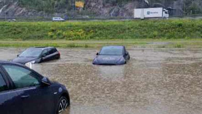 Oversvømte biler på Tusenfryd. <i>Foto:  Politiet Øst Twitter</i>
