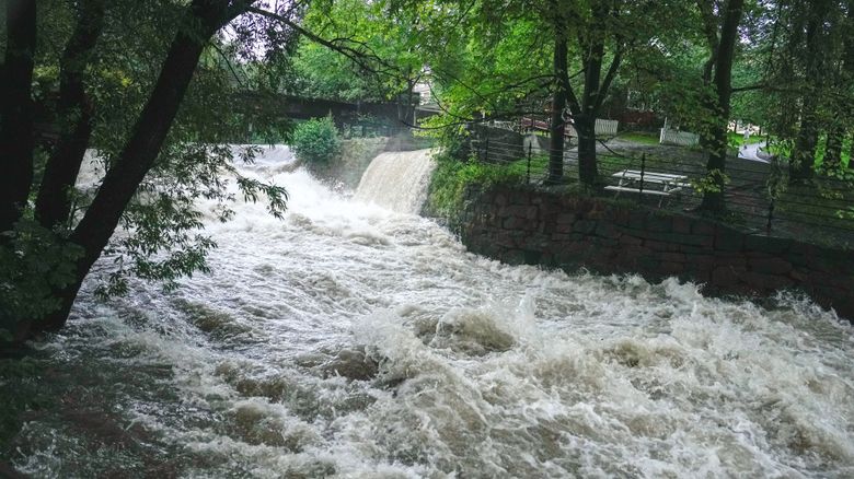 Det renner enormt mye vann i Akerselva på grunn av ekstremværet Hans. Nå ber kommunen folk om å være forsiktige. Slik så det ut i Akerselva da dette bildet ble tatt ved 20-tiden mandag kveld. <i>Foto:  Beate Oma Dahle/NTB</i>